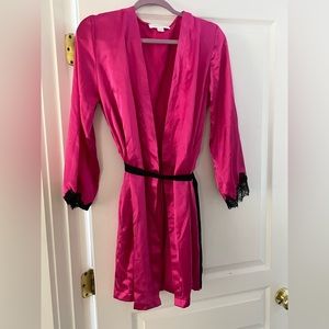 Beautiful short, silk, pink Oscar De la Renta robe. New without tags.